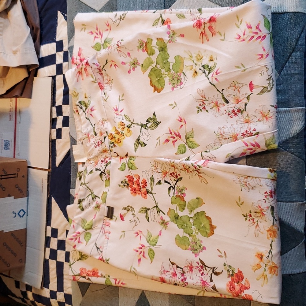 Ankle pant with geranium pattern